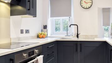 Lavavajillas y trona infantil