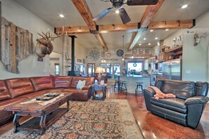 TV - Secluded Country Hideaway w/ Fire Pit & Pool! (Blanco)