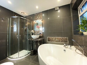 House | Bathroom | Separate bathtub and shower, deep-soaking bathtub, hair dryer, towels