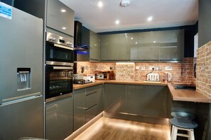 House | Private kitchen | Fridge, microwave, oven, stovetop - NEW Modern 4-bed House, Deluxe Living, 3 Bathrooms (Reading)