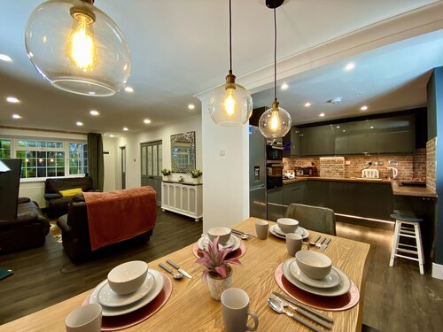 NEW Modern 4-bed House, Deluxe Living, 3 Bathrooms