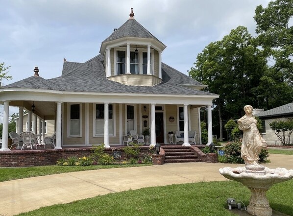 Exterior - Davis Street Victorian - Steps away from Celebration Square ! (Sulphur Springs)