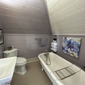 Bathtub, hair dryer, towels, soap - Davis Street Victorian - Steps away from Celebration Square ! (Sulphur Springs)
