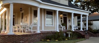 Davis Street Victorian  -  Steps away from Celebration Square !