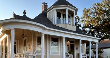 Davis Street Victorian - Steps away from Celebration Square !