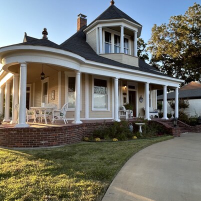 Davis Street Victorian - Steps away from Celebration Square !