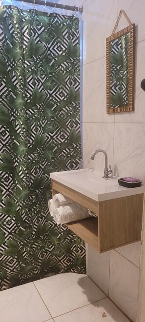 Room, 1 Double Bed, Non Smoking | Bathroom | Shower, hair dryer, towels, soap - Casa Beija-flor Boipeba (Cairu)