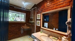 Chambre Majestueuse | Salle de bain | Sèche-cheveux, serviettes fournies