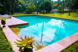 Una piscina al aire libre