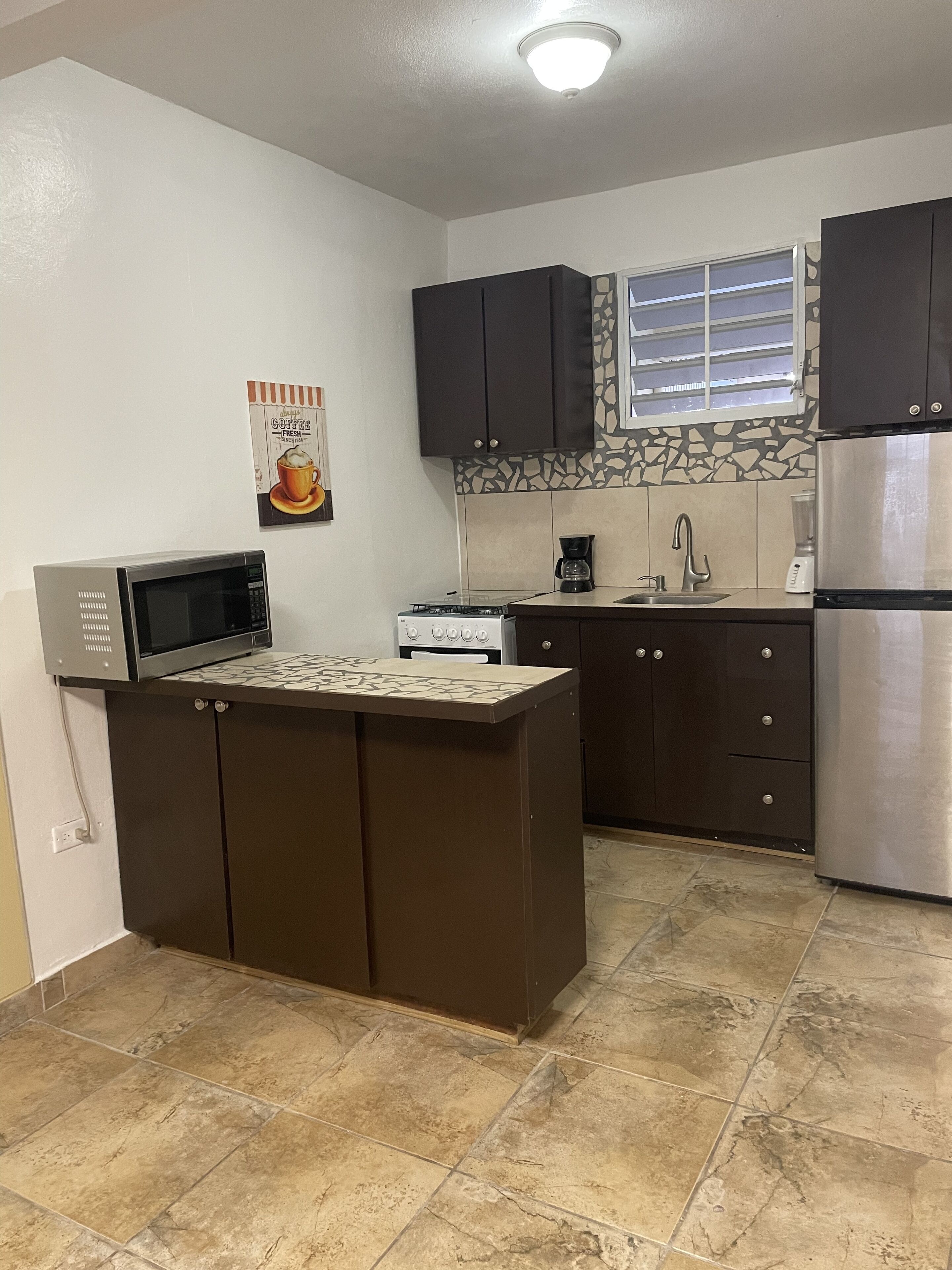 冷蔵庫、電子レンジ、オーブン、コンロ