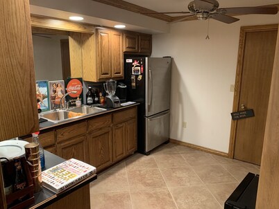 Relaxing, open space farm stay with cattle, downstairs den, fireplace, pooltable