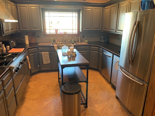 Relaxing, open space farm stay with cattle, downstairs den, fireplace, pooltable