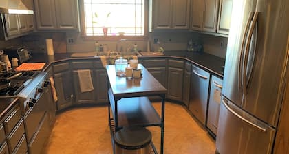 Relaxing, open space farm stay with cattle, downstairs den, fireplace, pooltable