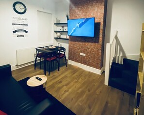 House, Multiple Beds | 4 bedrooms, iron/ironing board, free WiFi, bed sheets - Spacious Four Bedroom Home, 3 Bathrooms - Coventry (Coventry)