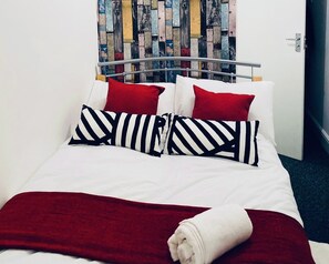 Talo, useita sänkyjä | 4 makuuhuonetta, silitysrauta/-lauta, ilmainen Wi-Fi, vuodevaatteet
