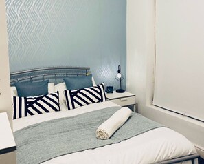 House, Multiple Beds | 4 bedrooms, iron/ironing board, free WiFi, bed sheets - Spacious Four Bedroom Home, 3 Bathrooms - Coventry (Coventry)
