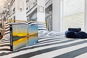 5 habitaciones, escritorio y tabla de planchar con plancha