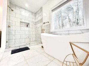 Combined shower/bathtub, towels