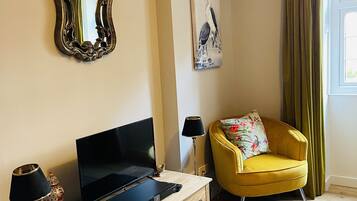 Basic Apartment, Ensuite | Lounge