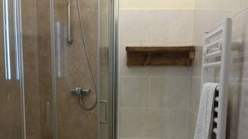 Talo, kylpyhuone makuuhuoneen yhteydessä | Kylpyhuone