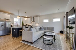 Living area - Everly House East Nashville - Comfortable and cozy abode (Nashville)