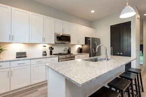 Fridge, microwave, oven, stovetop - Music City Harmony - Beautiful Home - Lux Rooftop (Nashville)