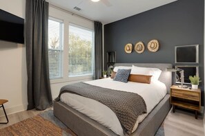 4 bedrooms, desk, iron/ironing board, WiFi - Music City Harmony - Beautiful Home - Lux Rooftop (Nashville)