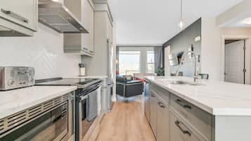 Køleskab, mikrobølgeovn, ovn, kogeplade