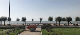 Royan Parc - APARTMENT - residence LA GRANDE HUNE - a little view of the sea