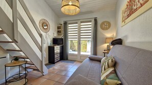 TV - Vaux-sur-Mer – COZY SEMI-DETACHED VILLA with Shared Pool in the PONTAILLAC Area (VAUX SUR MER)