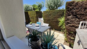 Outdoor dining - Vaux-sur-Mer – COZY SEMI-DETACHED VILLA with Shared Pool in the PONTAILLAC Area (VAUX SUR MER)