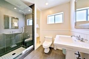 Ensemble baignoire-douche, séchoir à cheveux, serviettes fournies, savon