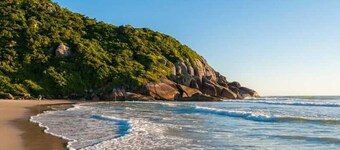 Apartment/house with garden in condominium with swimming pool and beachfront exit.