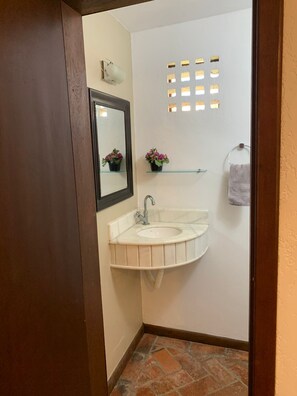 Dusj, håndklær og toalettpapir