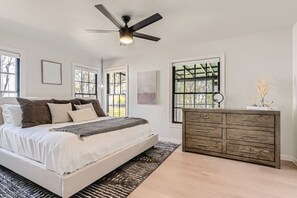 3 bedrooms, iron/ironing board, travel crib, WiFi - LUXURY BEDDING _ 1 Mi. to Square/Campus (San Marcos)