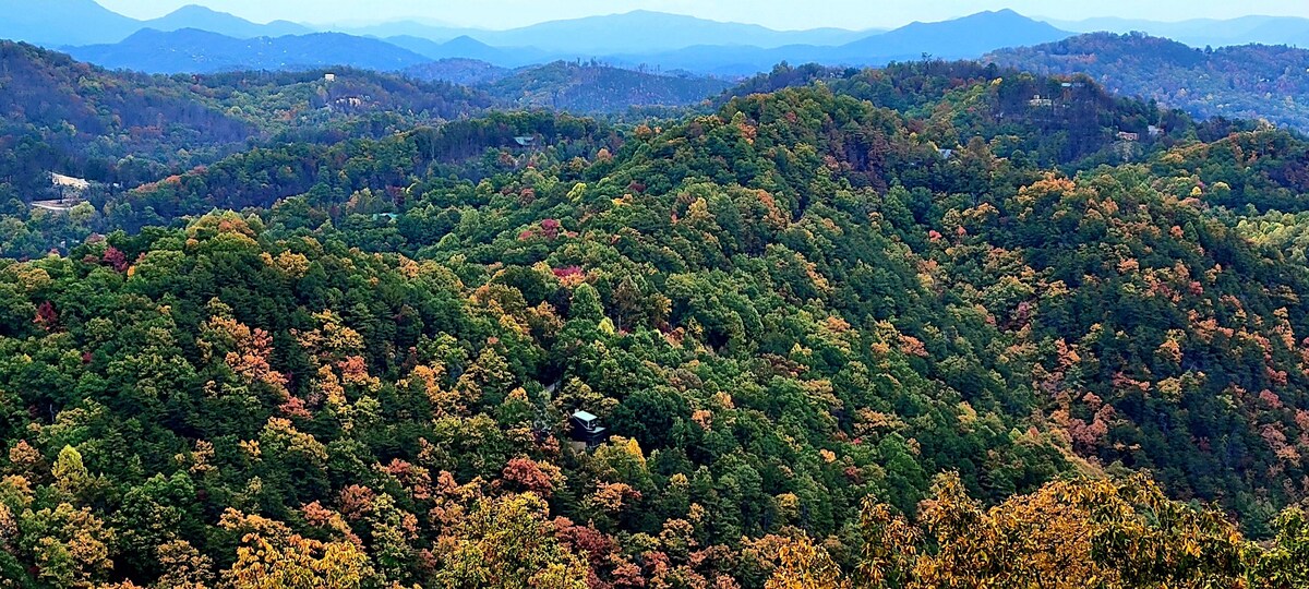 Best Smokie Mountain Views all the way into NC! Cleanest Bathrooms & Hot tub!