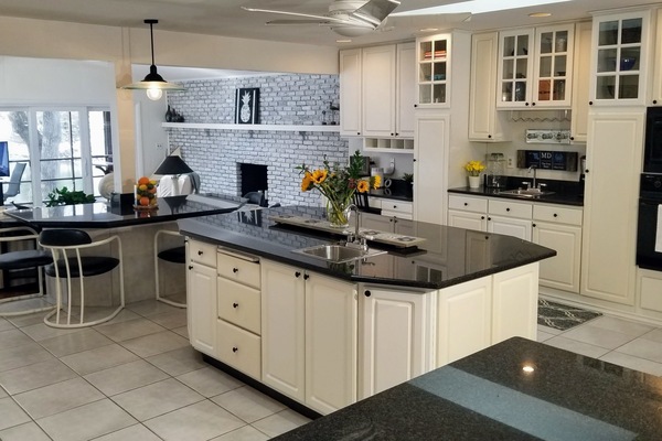 Large eat in kitchen: Sub-zero fridge/freezer + 2 ovens