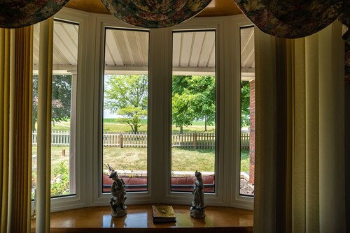 3-bedroom vacation home 9 minutes from Ball State University in the country.