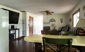 Interior - 3-bedroom vacation home 9 minutes from Ball State University in the country. (Muncie)