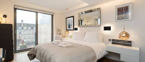 3 Schlafzimmer, Schreibtisch, Bügeleisen/Bügelbrett, Reisekinderbett