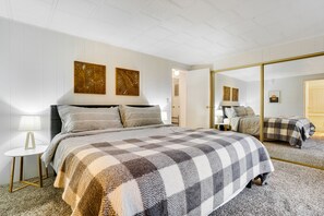 3 bedrooms, iron/ironing board, WiFi, bed sheets - Water View Gem with WiFi, Fireplace, Spacious Deck, Patio, Gas Grill, & Yard (Greenbank)