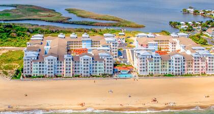 Condo near the beach & pool with 2 balconies & central AC