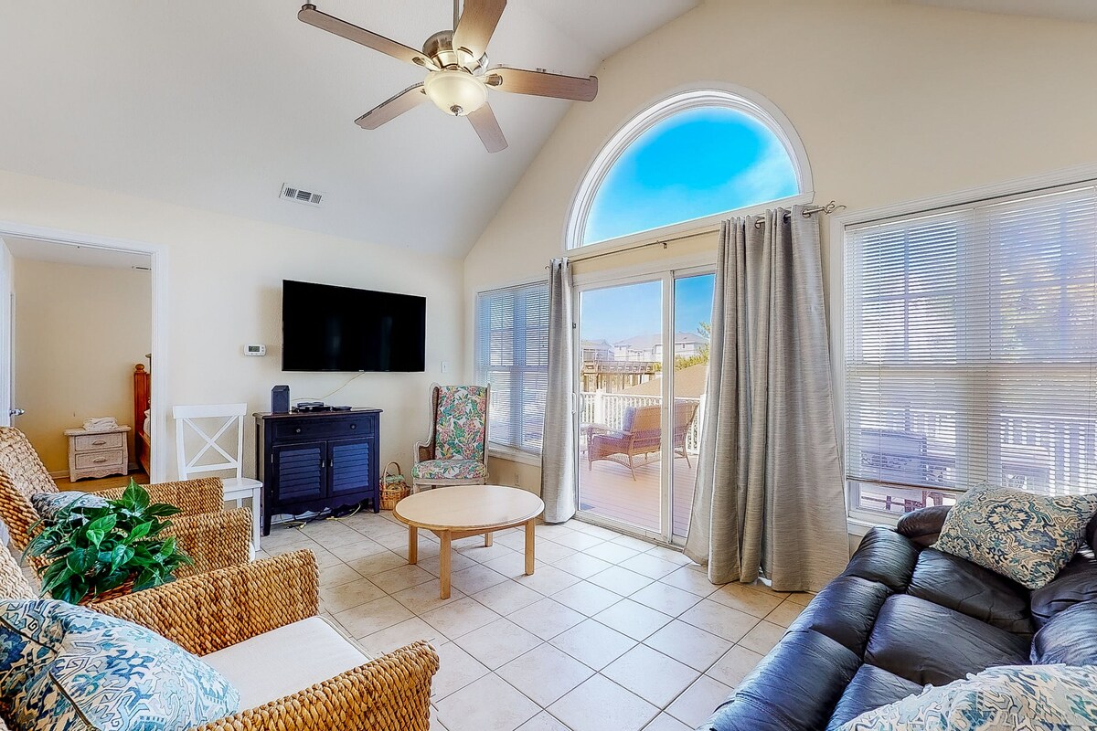 Oceanside beach home private outdoor pool, fast WiFi & W/D - dog-friendly