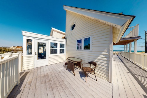 Fantastic Semi-Oceanfront Home w/Private Pool + Free WiFi, Steps from the Beach