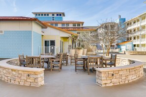 Outdoor dining - Ocean-view penthouse with balconies, pool, foosball, & gym (Virginia Beach)