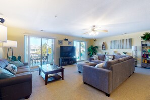 TV, DVD-spiller, bøker og filmbibliotek