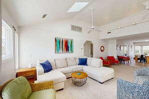 Télévision, lecteur de DVD, baby-foot, table de tennis de table