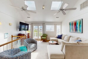 Télévision, lecteur de DVD, baby-foot, table de tennis de table