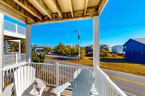 Property grounds - Sunny Condo w/Shared Outdoor Pool, Central A/C, Private W/D - Near the Ocean (Virginia Beach)