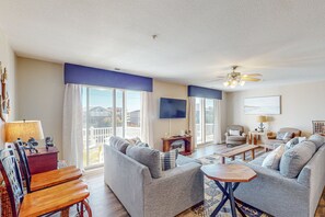 TV, books - Sunny Condo w/Shared Outdoor Pool, Central A/C, Private W/D - Near the Ocean (Virginia Beach)